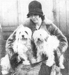 Dr. A. Greig med 2 af sine Tibetanske Terrier i december 1927